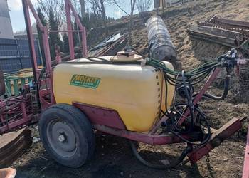 Opryskiwacz Moskit ciagany 1000l