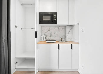 Nowoczesny pokój z prywatną łazienką obok uczelni.