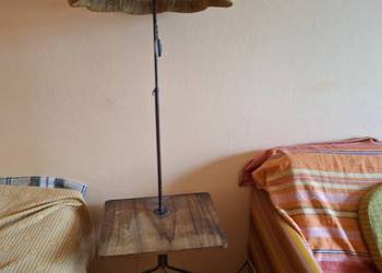 lampa podłogowa z gazetnikiem i stolikiem z okresu PRL
