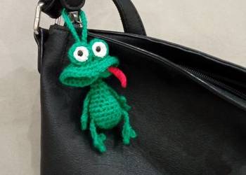 Śmieszna żabka wykonana na szydełku, brelok