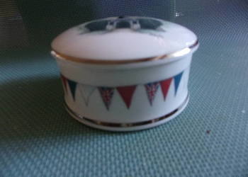 Puzderko,Anglia z porcelany SUSAN ROZE z okazj jubleuszu Elżbiety II