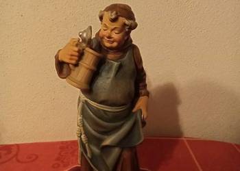 Realistycznie wykonana drewniana rzeźba mnicha z kuflem. Sztuka Niemiecka