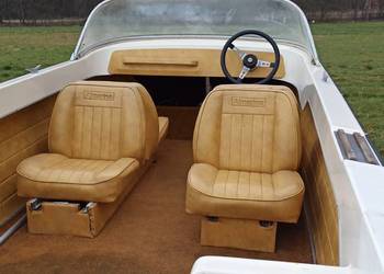 Łódź motorowa z przyczepą