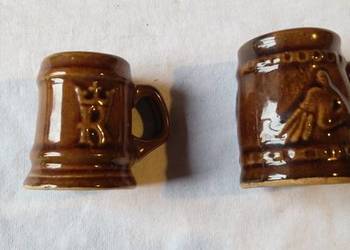 Dwa miniaturowe ceramiczne kufelki ozdobne.PRL Dwa miniaturowe ceramiczne kufelki ozdobne.PRL