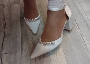 (42) Białe, bogato zdobione czółenka wieczorowe z zapięciem, NOWE