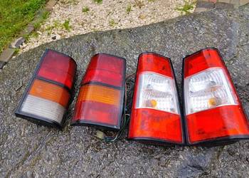Na zdjęciu widoczne są dwa różne komplety tylnych lamp samochodowych położo