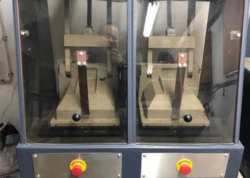 Dwustanowiskowa prasa pneumatyczna do klejenia spodów obuwniczych