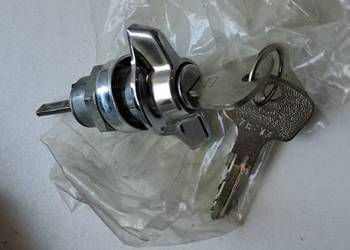 Nowy Oryginalny Zamek Klapy Tył Chrom Audi 80 B1 Typ 82 825827573 NOS
