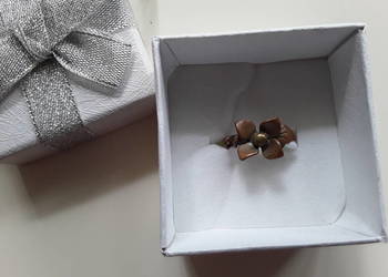Pierścionek z brązu z motywem kwiatowym 14,9 mm