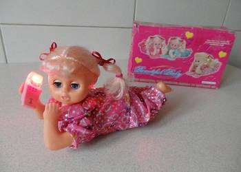 NOWA, Multimedialna Laleczka na baterie - mówi, śpiewa, rusza nogami i głow