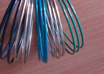ZESTAW 15 metalowych bransoletek, kółka, kolorowe koła