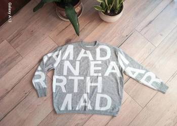 Szary sweter z napisem "mad nearth mad", luźny, casualowy