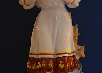 Dziewczyna wróżąca z płatków - figurka porcelanowa - Połonne , ZSRR Dziewczyna wróżąca z płatków - figurka porcelanowa - Połonne , ZSRR
