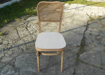 Stare krzesła gięte.