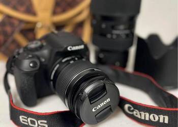 Aparat Canon z kompatybilnym obiektywem Sigma Art i torbą na aparat