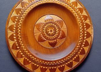 Duży, ręcznie rzeźbiony talerz drewniany, zawieszany. Marian Pustal. PRL.