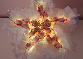 Bukiet świąteczny w kształcie gwiazdy – Raffaello, LED, topper „Wesoły