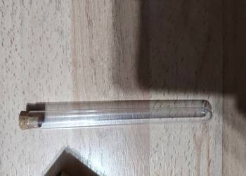 plastikowa probówka z korkiem.