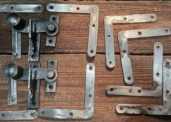 Stare okucie okna skrzynkowego.