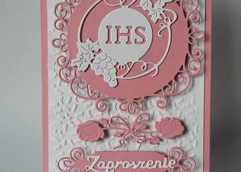 ZAPROSZENIA KOMUNIA DZIEWCZYNKA IHS Z WINOGRONEM RAMKA – B6 – RÓŻ – BIEL