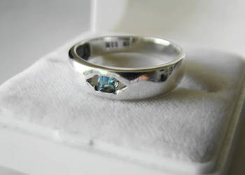 Śliczny pierścionek srebro i błękitna cyrkonia