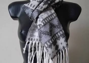 Dłuższy szal z frędzlami