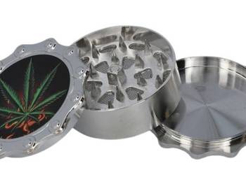 Srebrny Grinder Młynek do Suszu Zielony Liść nad Płomieniami na Czarnym Tle