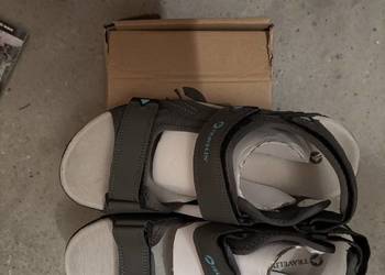 Sprzedam nowe sandały z firmy travelin