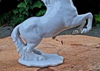 Porcelanowa Szkliwiona  biała figurka konia  „Wspięty Koń” – Vintage / Retr