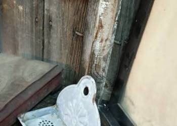 Zabytkowa emaliowana mydelniczka.