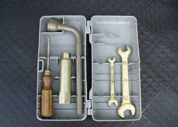 Fiat 126p klucze fabryczne logowane.