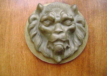 Starocie z PRL LEW mosiężny przedwojenny Znak Zodiaku na desce do zawieszen