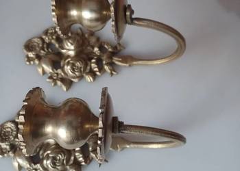 Piękny, mosiężny świecznik naścienny.