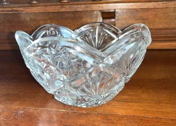 Kryształowa miseczka do deserów, orzeszków, słodyczy, dipów.  Cena 75 zł. Kryształowa miseczka do deserów, orzeszków, słodyczy, dipów.  Cena 75 zł.