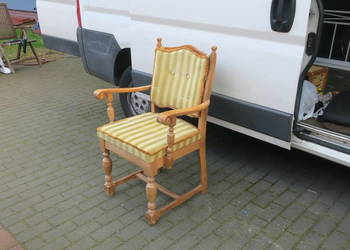 Stary fotel sprężynowy