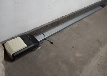 Mechanizm otwierania drzwi garażowych