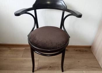 Krzesło z podłokietnikami.