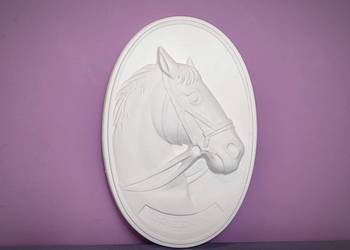 Płaskorzeźba z głową konia, tabliczka do zawieszenia, biała gipsowa