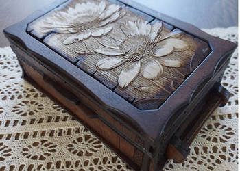 Drewniana Szkatułka z Rumiankami