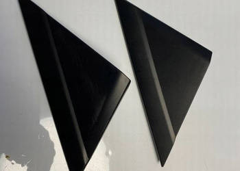 MAZDA CX3 MASKOWNICA LUSTERKA TRÓJKĄT D10E69155