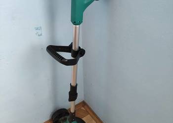 Podkaszarka akumulatorowa z kółkami na baterie Makita.