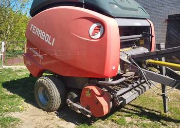 Prasa pasowa feraboli maschio 365 Welger. Rozsiewacz nawozów sulky.