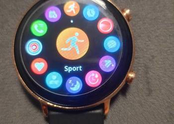Smartwatch damski czarny z ładowarką.