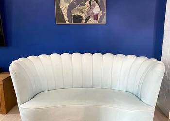 Sofa w stylu Modern Art Deco marki Abhika.