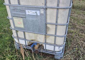 Dwa Zbiorniki 1000 l.600l. w koszu metalowym