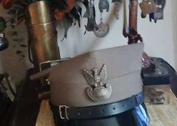 Wojskowa czapka rogatywka