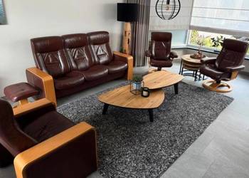 Piękny komplet wypoczynkowy skórzany na drewnianym stelażu