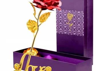 Wieczna róża w pudełku z podstawka walentynki dzień kobiet urodziny