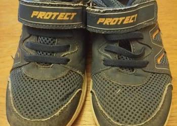 Granatowe buty na rzepy