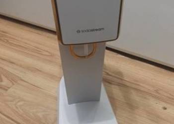 Saturator wody SODASTREAM ART - biały z 4 butelkami i 5 butelek syropu
